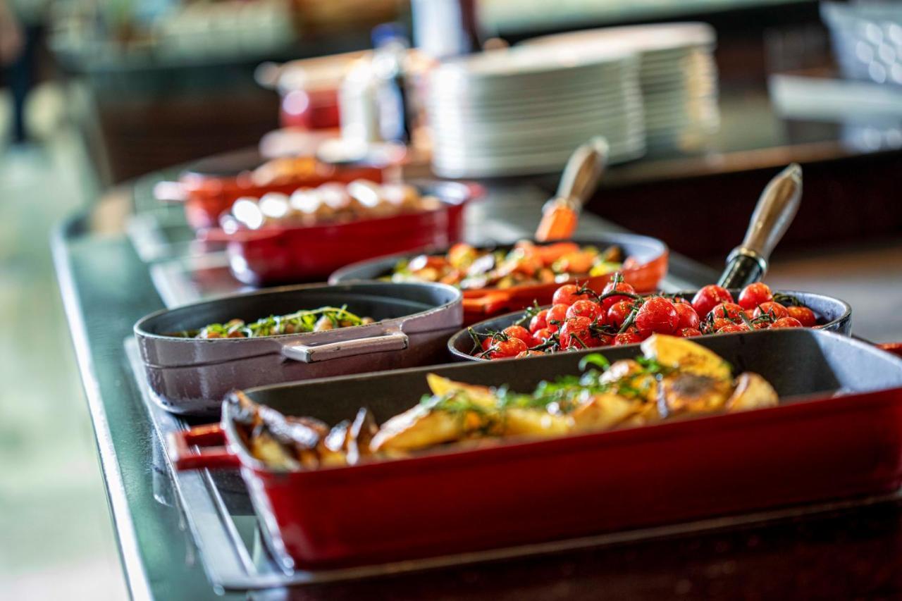 Hyatt Regency Oryx Doha Hotel Exterior photo A salad bar