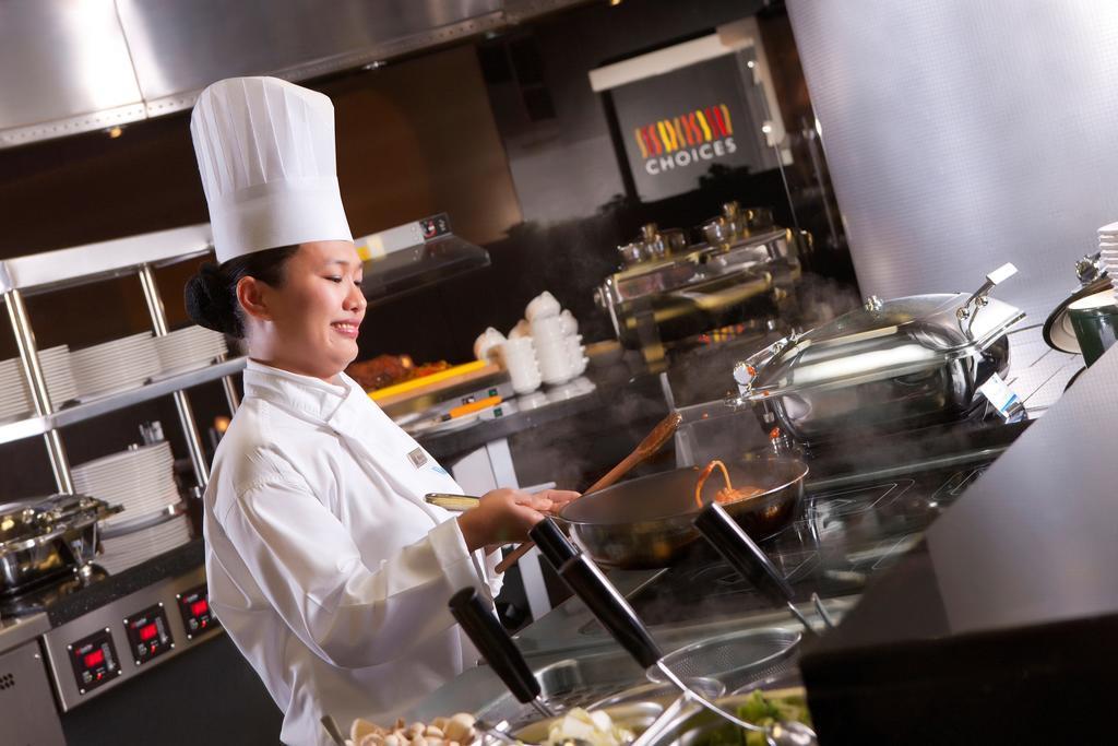 Hyatt Regency Oryx Doha Hotel Exterior photo A chef at work