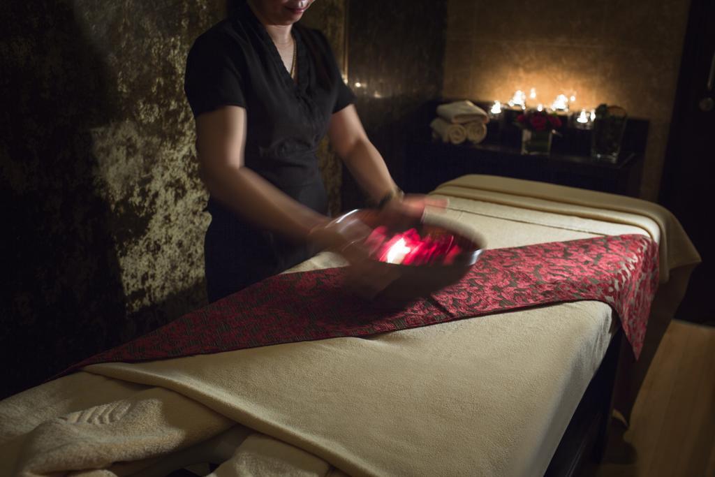 Hyatt Regency Oryx Doha Hotel Exterior photo A massage therapist at work