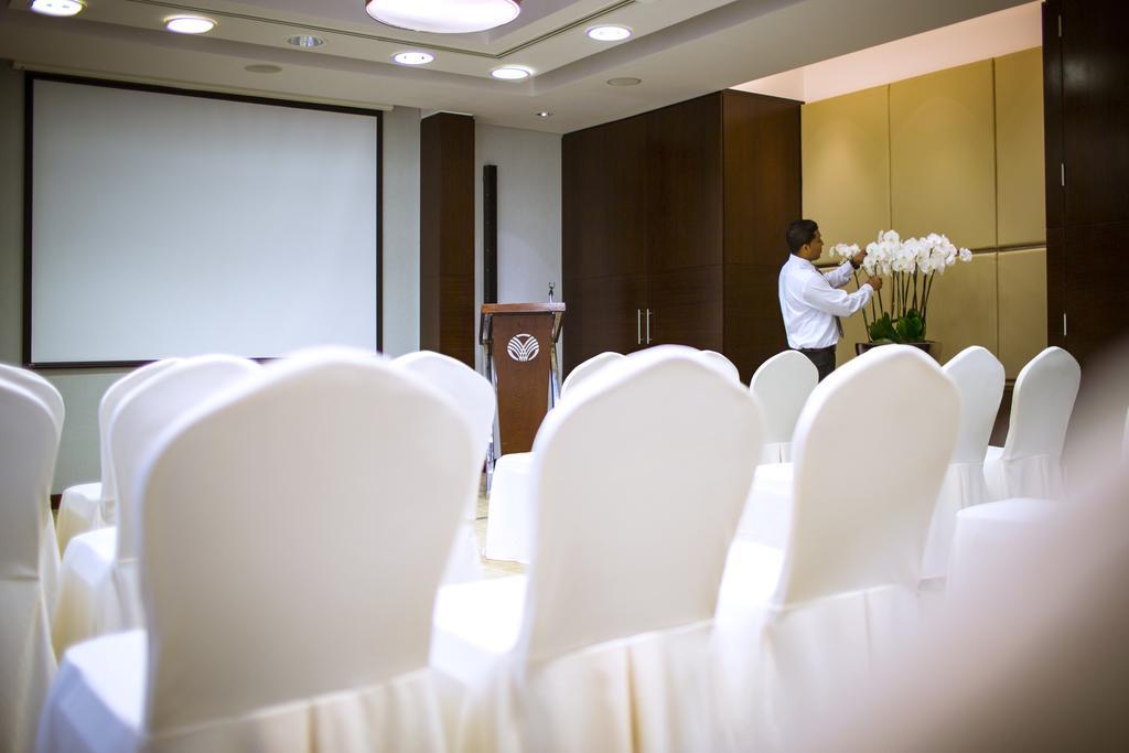 Hyatt Regency Oryx Doha Hotel Exterior photo A meeting room at the hotel