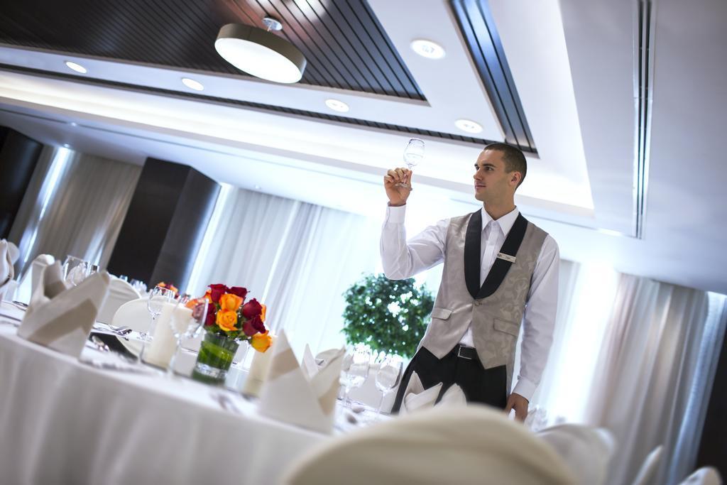 Hyatt Regency Oryx Doha Hotel Exterior photo A waiter at work