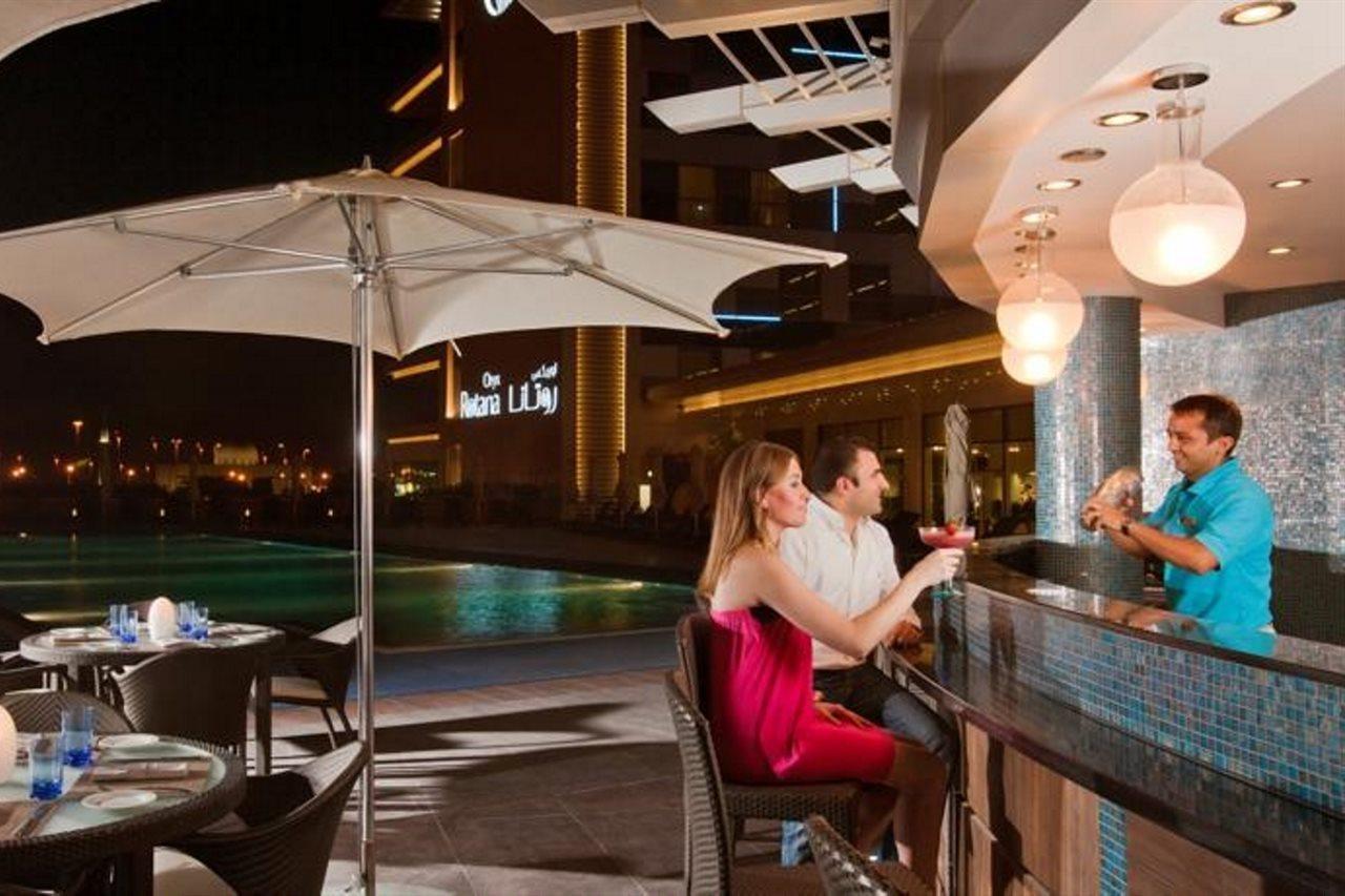 Hyatt Regency Oryx Doha Hotel Exterior photo The bar at the pool