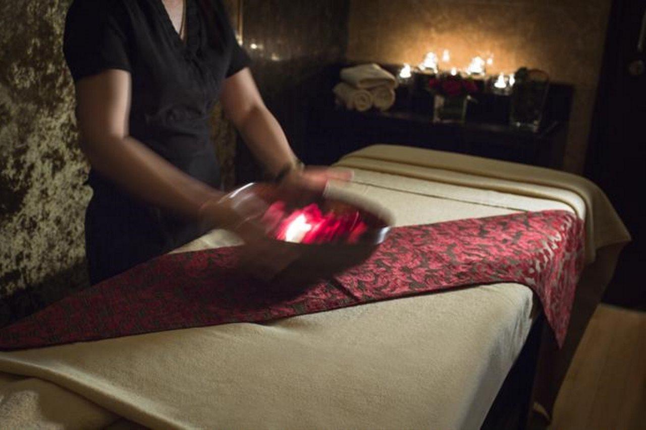 Hyatt Regency Oryx Doha Hotel Exterior photo A massage therapist at work