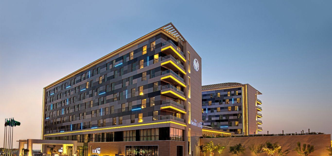 Hyatt Regency Oryx Doha Hotel Exterior photo The hotel at night